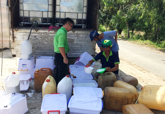 13-34-28_nh_2_-_tng_phn_bon_cho_nong_dn