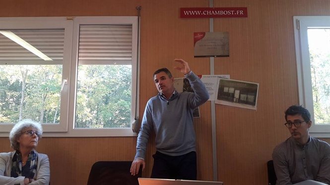 17-35-20_ong_didier_le_guen_gim_doc_kinh_donh_hng_thit_chmbost_gioi_thieu_ve_cong_tyjpg