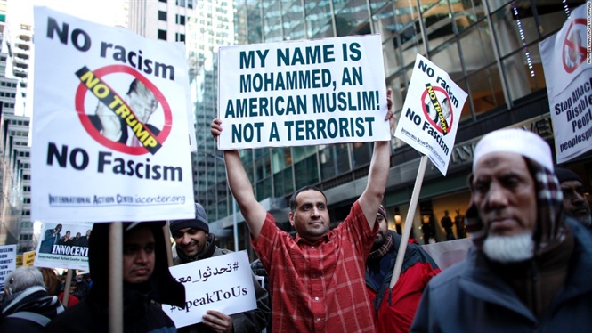 12-14-31_151223114048-donld-trump-muslim-bn-protest-super-169