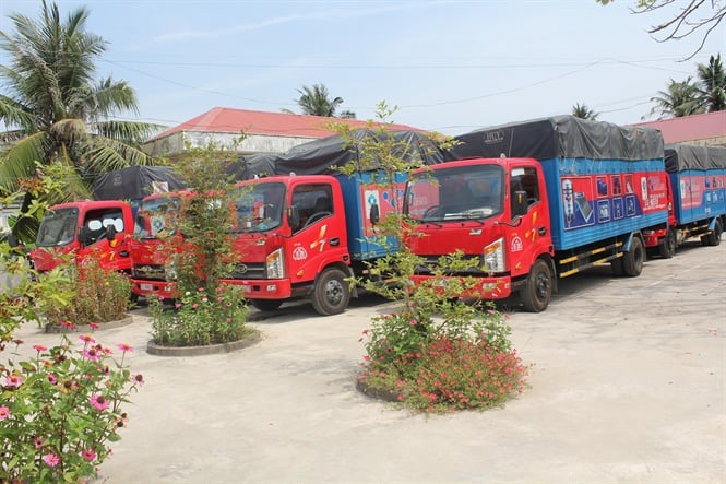 09-47-43_don-xe-cu-tp-don-tn-di-thnh-cho-bon-chu-nuoc-den-voi-b-con-tien-ging