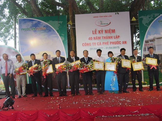 15-44-20_nh-3_lnh-do-tinh-dklk-tro-bng-khen-cho-cn-bo-cong-nhn-vien-cong-ty