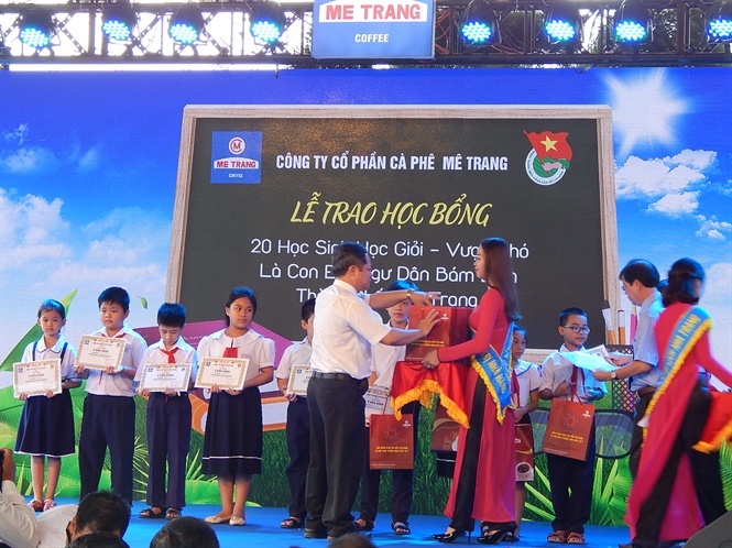 11-09-47_lnh_do_cong_ty_tro_hoc_bong_cho_con_em_ngu_dn