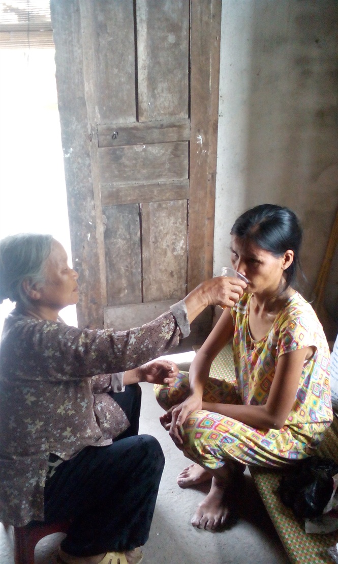 16-29-10_b_my_dng_cho_con_du_l_nguyen_thi_ly_cn_benh_tim_do_iii_uong_thuoc_hng_ngy