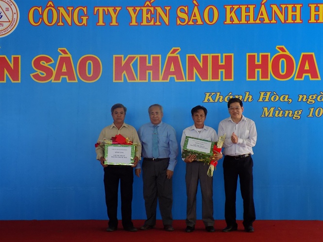 15-19-34_tng_bng_khen_cho_di_dien_chi_toc_ho_le_phuong_vinh_nguyen_v_phuong_phuoc_hi