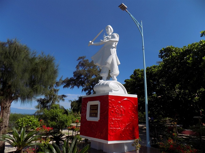 15-19-34_tuong_di_b_le_thi_huyen_trm_ti_do_yen_hon_noi