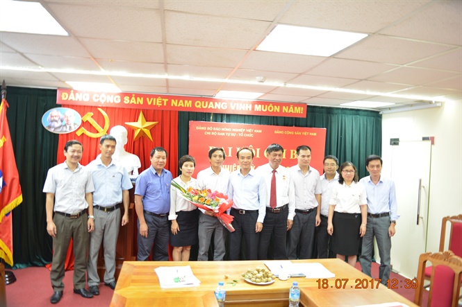 17-31-47_dong_chi_trinh_qung_khi_chup_nh_luu_niem_ti_di_hoi_chi_bo_bn_tri_su