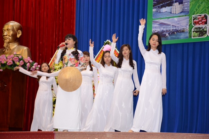 16-29-51_03_b_bich_thuy_trinh_by_bi_thuong_ru_dng_moc_su_he