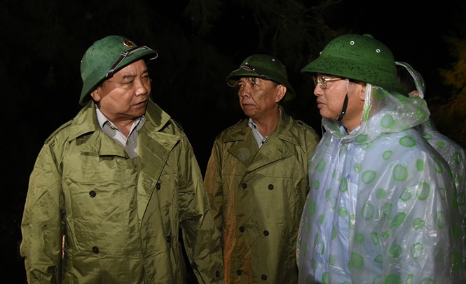 06-25-06_thu_tuong_nghe_bo_co_ve_tinh_hinh_thiet_hi_v_cong_tc_khc_phuc_hu_qu