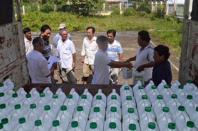14-20-10_nong_dn_huyen_kien_luong_duoc_ho_tro_miem_phi_che_phm_sinh_hoc_bo_de_688_ve_su_dung_trong_nuoi_tom_2