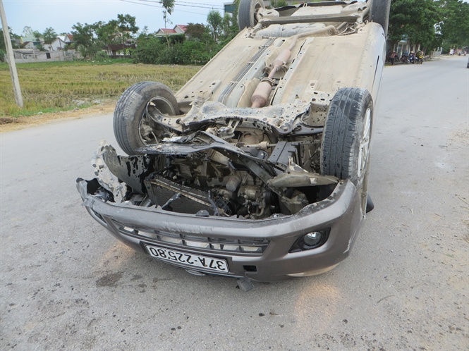 13-46-05_chiec_xe_lt_ngu_giu_duong