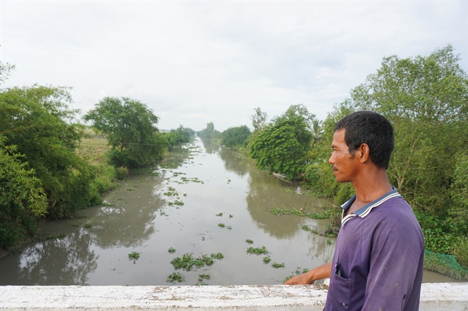 17-11-52_ong_ngo_soc_kh_dung_tren_cu_bt_qu_kenh_20_noi_huong_vo_kenh_khong_5_km_nuoc_den_v_thoi_-_nh_tx