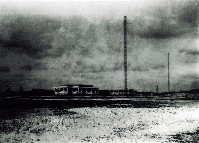 15-05-49_4_trm_thu_pht_song_di_rdio_tren_do_hong_s_nh_chup_nm_1940