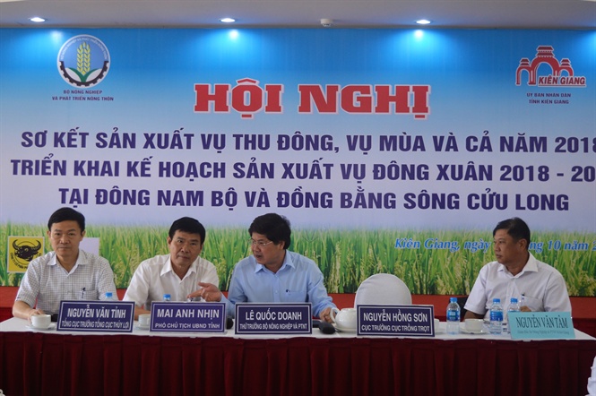 17-40-32_1thu_truong_le_quoc_donh_v_pho_chu_tich_ubnd_tinh_kien_ging_mi_nh_nhin_dong_chu_tri_hoi_nghi