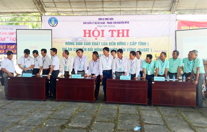 15-17-44_nh_1_-_cc_doi_trnh_ti_trong_hoi_thi_sx_lu_ben_vung_vnst_