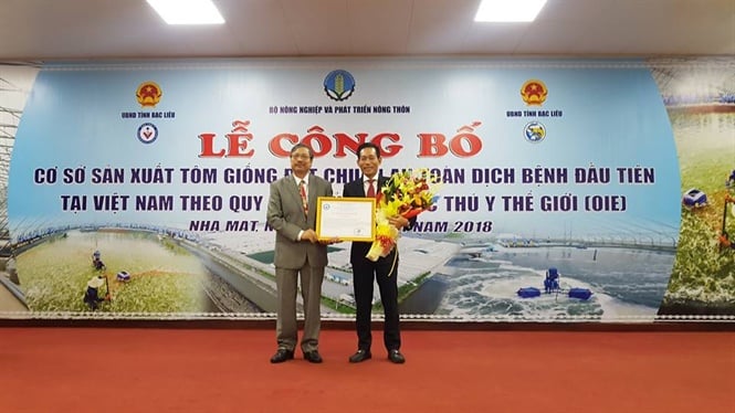 11-51-15_ong_phm_vn_dong_cuc_truong_cuc_thu_y_di_dien_bo_nn-ptnt_tro_giy_chung_nhn_cho_di_dien_tp_don_viet_uc