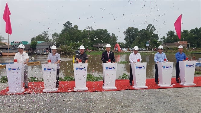 14-44-24_thu_truong_phung_duc_tien_cung_di_dien_chinh_quyen_di_phuong_v_nh_thu_n_nut_khoi_cong_cong_trinh