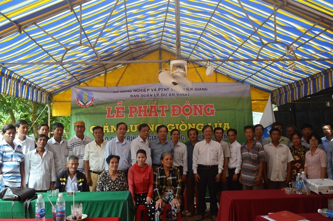 14-19-42_1dong_do_nguoi_dn_trong_vung_du_n_den_tim_hieu_mo_hinh_v_thm_du_hoi_nghi