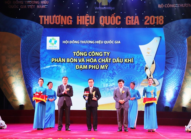 12-37-47_di_dien_pvfcco_nhn_chung_nhn_v_bieu_trung_thuong_hieu_quoc_gi_2018