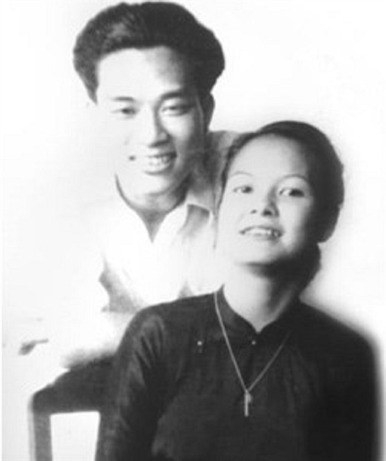 10-33-39_vo_chong_ns_nguyen_thien_to