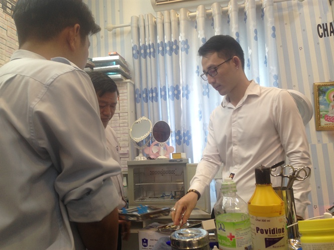 09-17-38_1-nguoi_dn_ong_ten_dt_truc_tiep_lm_dep_cho_khch-__bi_phi_jpg