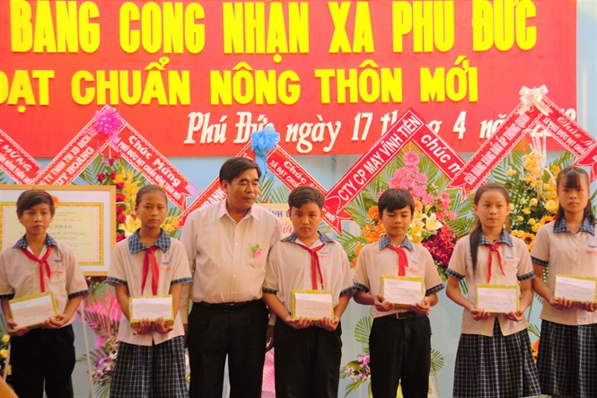 10-01-12_cc_nh_ho_tm_mnh_thuong_qun_tro_tien_qu_ho_tro_cho_cc_em_hoc_sinh_vuot_kho_hoc_gioi_dong_vien_cc_em_tren_con_duong_cp_sch_den_truong