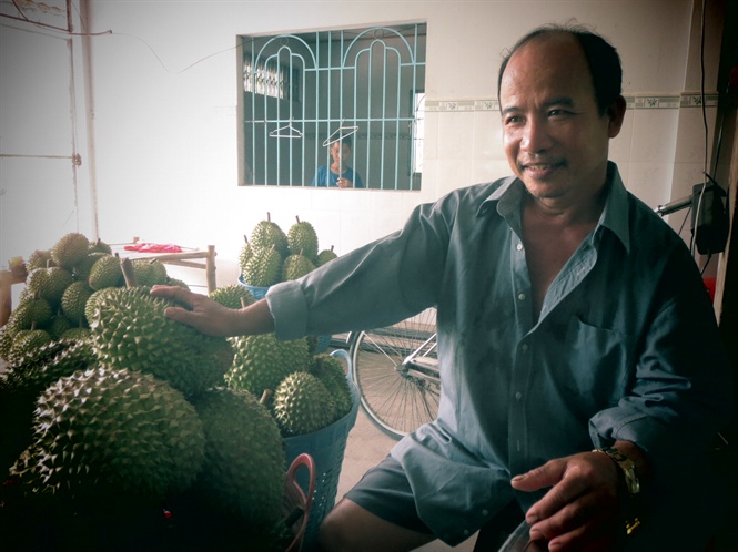 15-20-38_3_ong_b_sinh_o_x_thnh_binh_phn_khoi_truoc_mot_mu_su_rieng_boi_thu