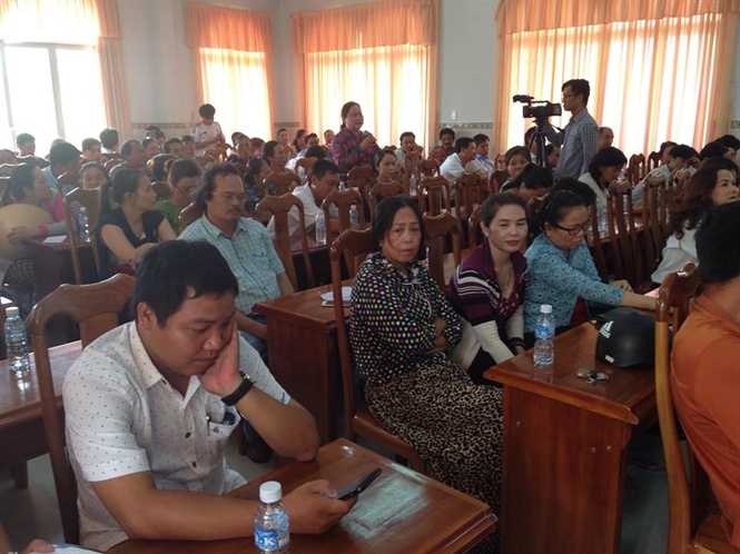 14-18-28_mot_goc_buoi_doi_thoi_giu_ubnd_huyen_ci_nuoc_voi_b_con_tieu_thuong_1