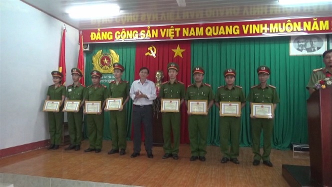 16-16-56_ong_dinh_tn_hong_tro_giy_khen