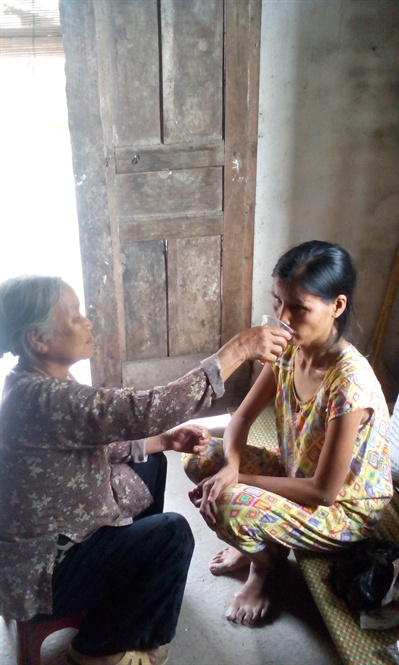 17-17-26_b_my_dng_cho_con_du_l_nguyen_thi_ly_cn_benh_tim_do_iii_uong_thuoc_hng_ngy