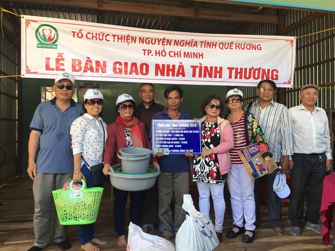 15-17-36_cnh_le_tro_tng_nh_tinh_thuong_v_qu_cho_ho_ngheo