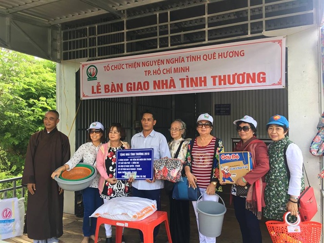 15-17-36_cnh_tro_tng_nh_v_qu_cho_ho_ngheo_x_thuong_thoi_hu_b