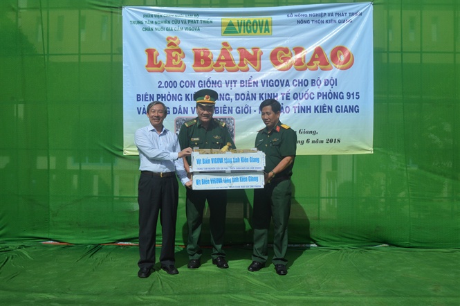 17-23-17_1_lnh_do_vigov_tro_tng_vit_bien_giong_cho_bo_doi_bien_phong_kien_ging