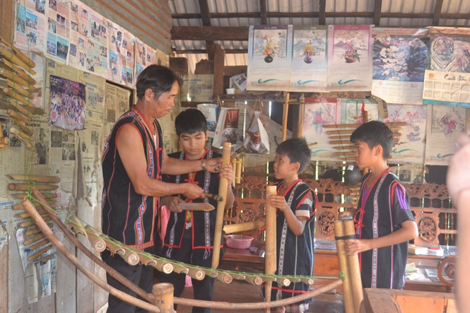 19-40-10_dy_tre_con_trong_lng_thuc_hnh_cc_loi_nhc_cu_dn_toc