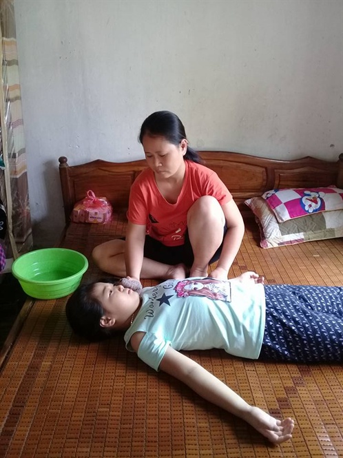 14-22-15_chu_huyen_trng_hien_dng_mc_cn_benh_wilson_d_di_cn_sng_chung_xo_gn_do_3_nen_moi_sinh_hot_v_ve_sinh_c_nhn_deu_phi_do_nguoi_thn_giup_do