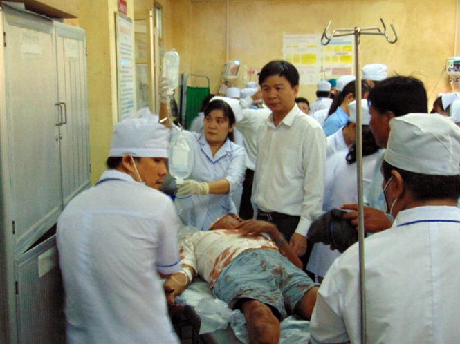 14-54-42_2_ong_nguyen_binh_tn_bi_thu_huyen_vinh_loi_den_thm_cc_nn_nhn_ti_benh_vien_d_kho_tinh_bc_lieu