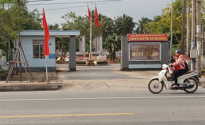 12-07-52_1_huyen_uy_ho_binh_noi_ong_vo_vn_minh_dng_cong_tc