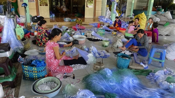 07-12-45_nh_1_cong_nhn_ti_co_so_sn_xut_ngu_cu_kho_nho_o_x_long_hu_huyen_li_vung_dong_thp_dng_tt_bt_lm_r_nhieu_sn_phm