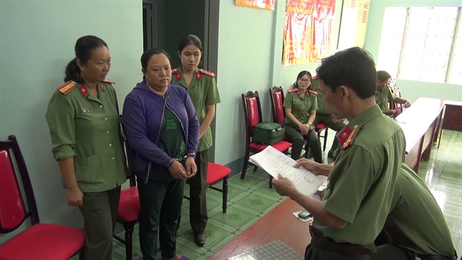 14-57-59_duong_thi_thu_nghe_lenh_khoi_to_vu_n
