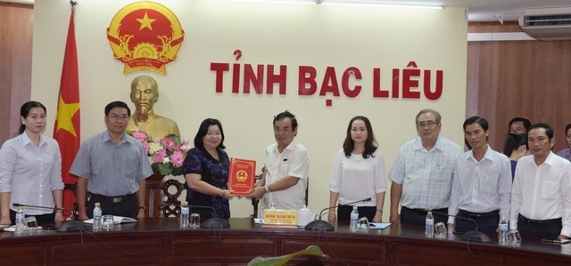 14-53-02_chu_tich_ubnd_tinh_bc_lieu_tro_quyet_dinh_thnh_lp_so_vh-tt-ttdl