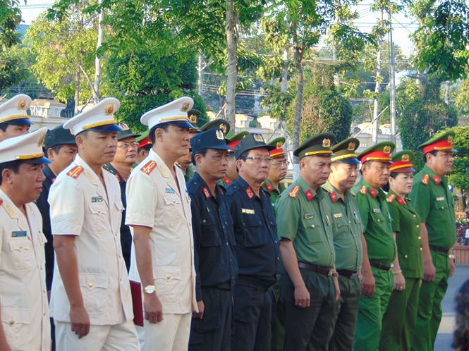 15-56-58_cong_n_tinh_bc_lieu_r_mt_luc_luong_phn_ung_nhnh