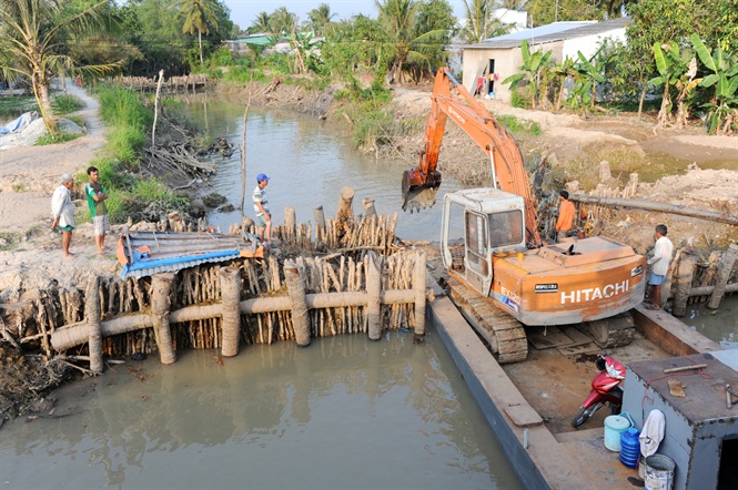 15-59-36_nh_4_thuc_hien_dp_dp_tm_ngn_mn_xm_nhp_su_vo_noi_dong_trong_mu_kho