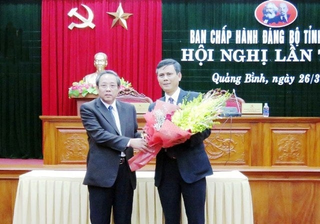 14-10-01_tn_pho_bi_thu_thuong_truc_tinh_uy_qung_binh_trn_thng__nguoi_cm_ho_ben_phi_nh_