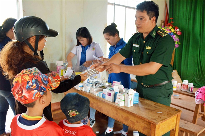 15-34-06_nh_cn_bo_y_bc_sy_cp_thuoc_mien_phi_v_huong_dn_cho_b_con_uong_thuoc