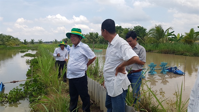 14-02-28_2_ong_phm_thnh_hi_chu_tich_ubnd_huyen_phuoc_long_thm_qun_mot_so_mo_hinh_dt_hieu_qu_tren_di_bn
