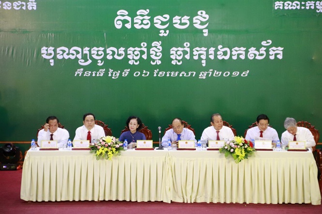 16-20-31_nh_1_thu_tuong_chinh_phu_v_nhieu_lnh_do_trung_uong_di_phuong_den_thm_du_buoi_hop_mt