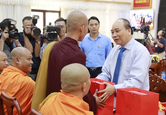 16-20-31_nh_2_thu_tuong_chinh_phu_tng_qu_cho_cc_vi_chuc_sc_ton_gio