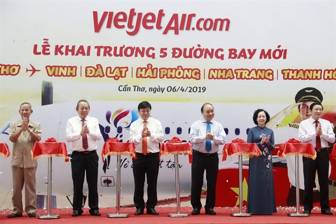 16-20-31_nh_4_thu_tuong_chinh_phu_ct_bng_khi_truong_5_duong_by_moi_o_cng_hng_khong_quoc_te_cn_tho