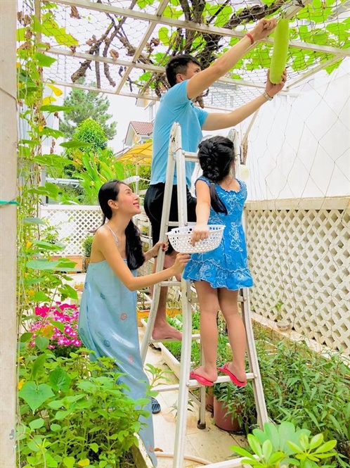 22-04-49_thuy_tien_-_cong_vinh_v_con_gi