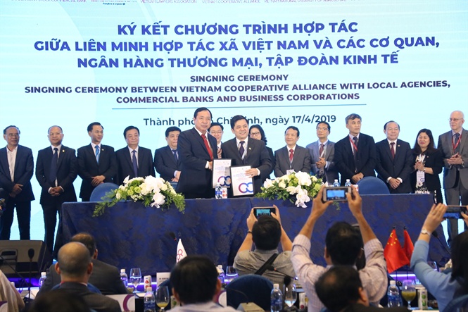 16-21-02_ky_ket_chuong_trinh_hop_tc_tin_dung_giu_cc_tctd_v_htxvn