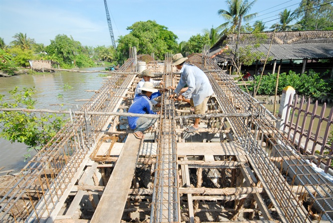 14-06-08_nh_xy_cu_lm_duong_nong_thon_o_huyen_thp_muoi